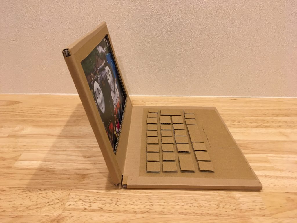 アート作品　ユイックス　ダンボール製ノートパソコン 段ボール製作】MacBook風パソコン（後編） | ダンキッズ