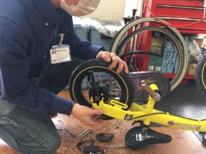へんしんバイク」の難しいペダル取り付けは自転車屋へGO！ | ダンキッズ