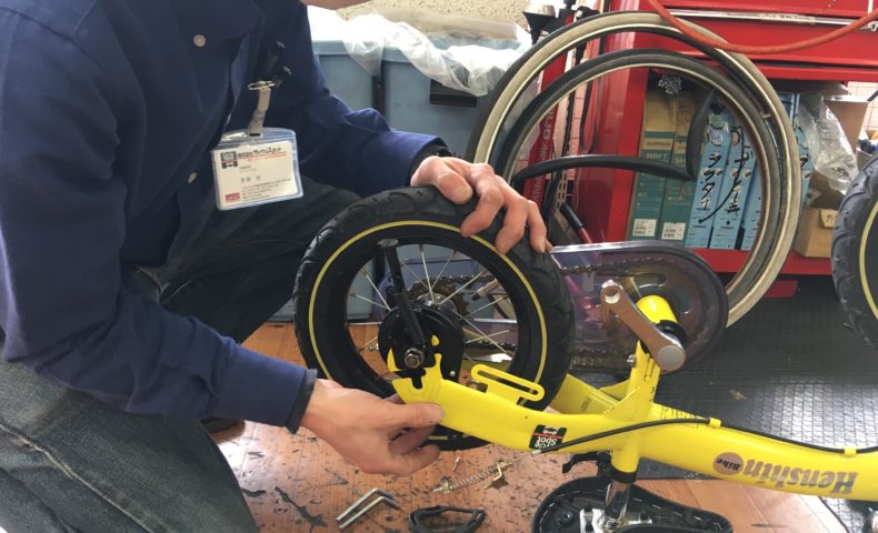 へんしんバイク の難しいペダル取り付けは自転車屋へgo 男キッズ