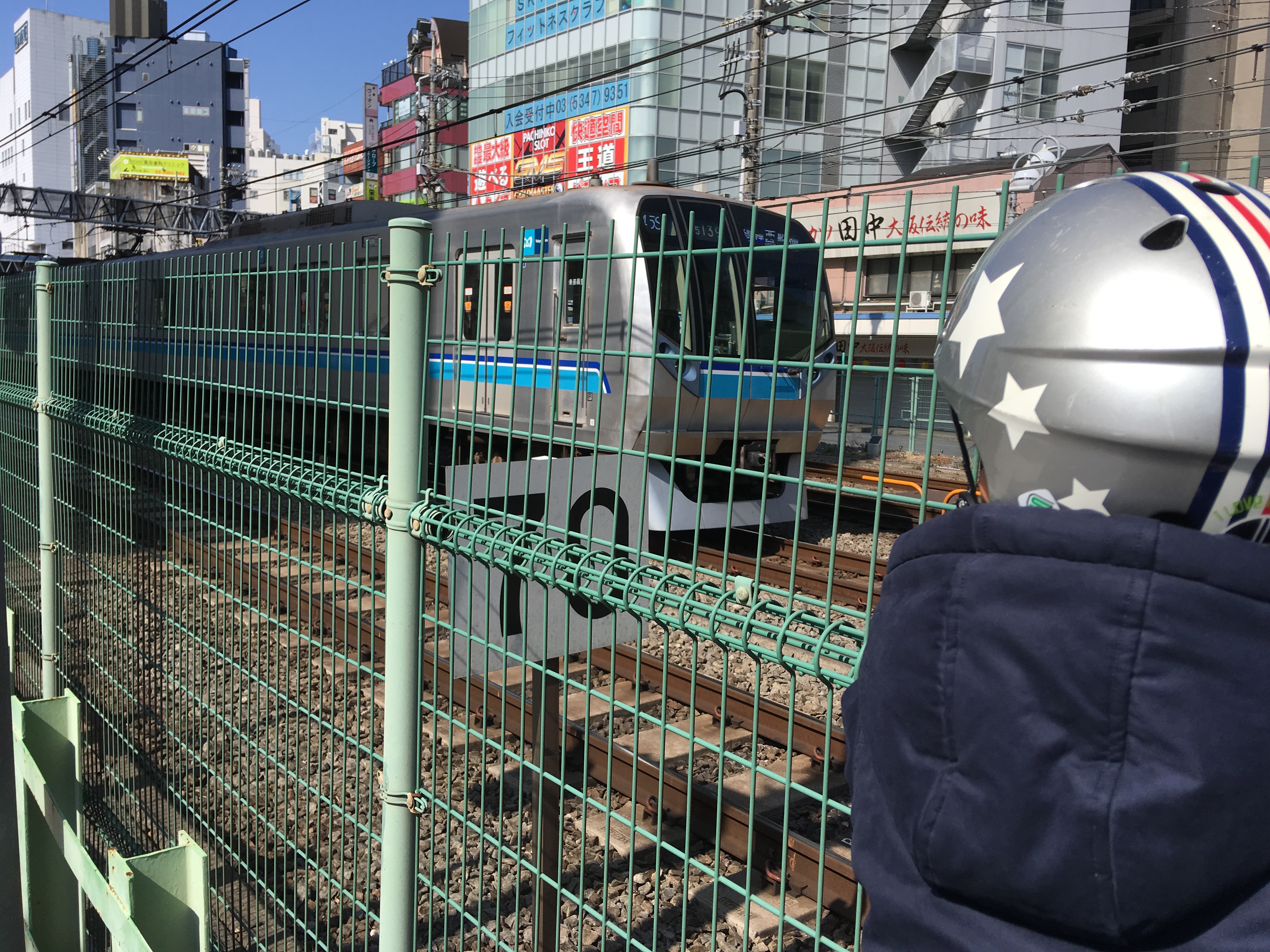 こんなに近くで電車が見れる！荻窪駅の南口のフェンス側が迫力満点